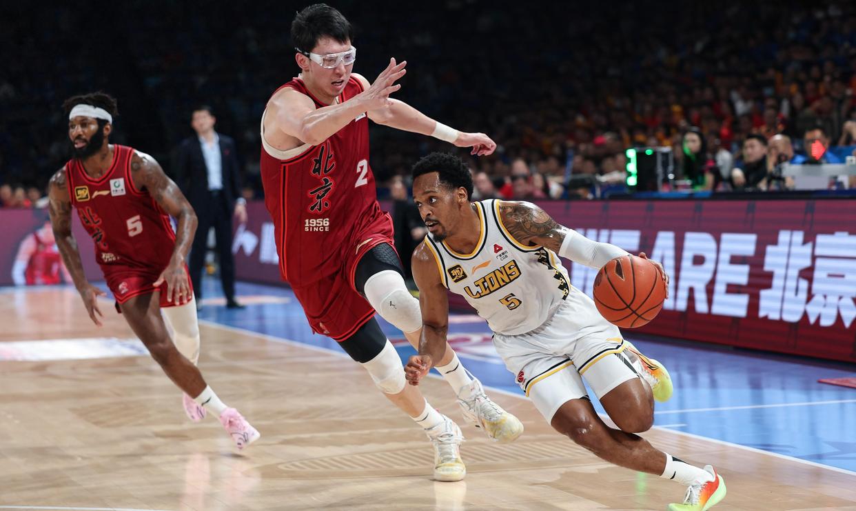 国王鏖战北京队,胡金秋带队取胜 国王鏖战北京队,胡金秋带队取胜