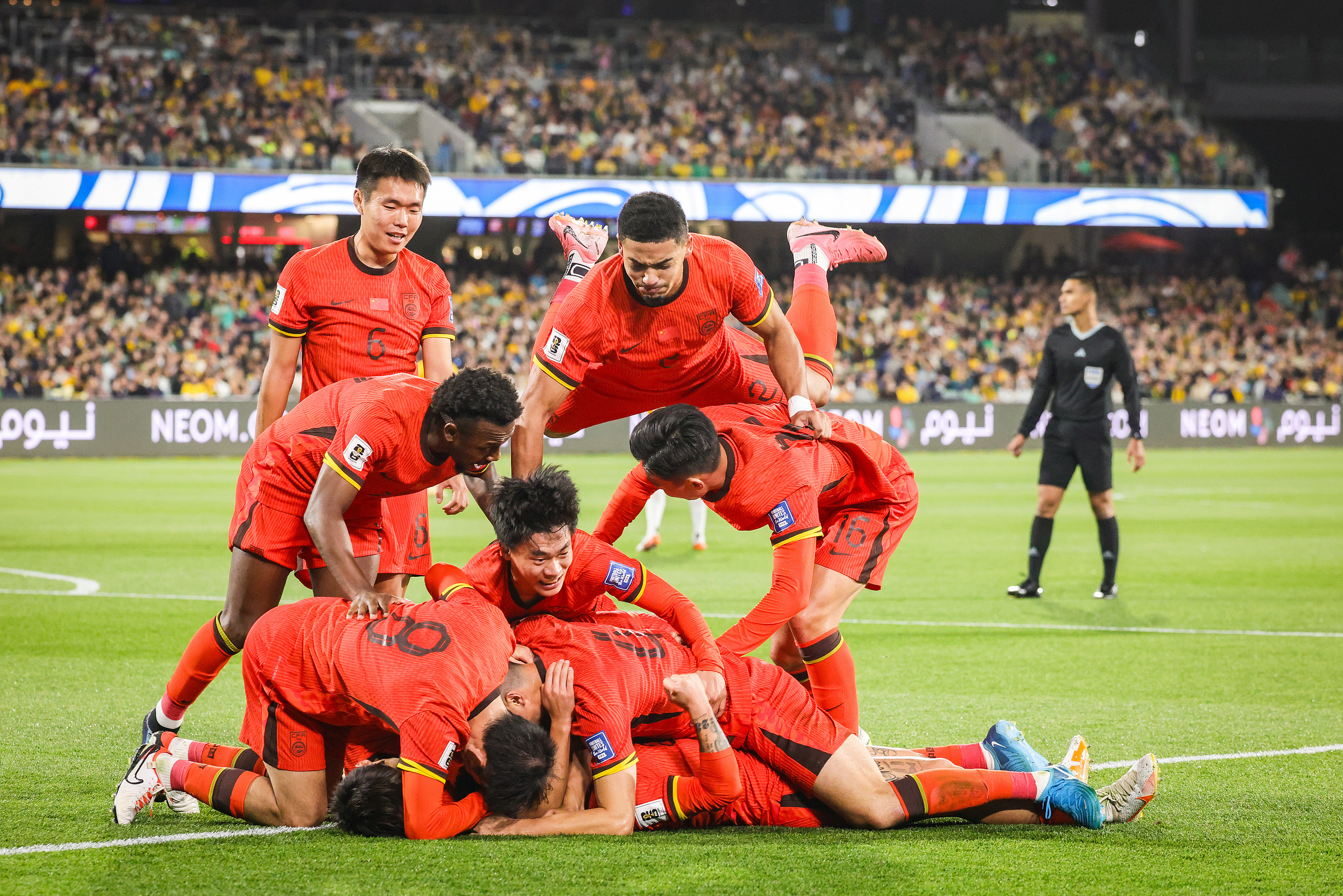 英格兰队逆转韩国队，马龙点燃赛场